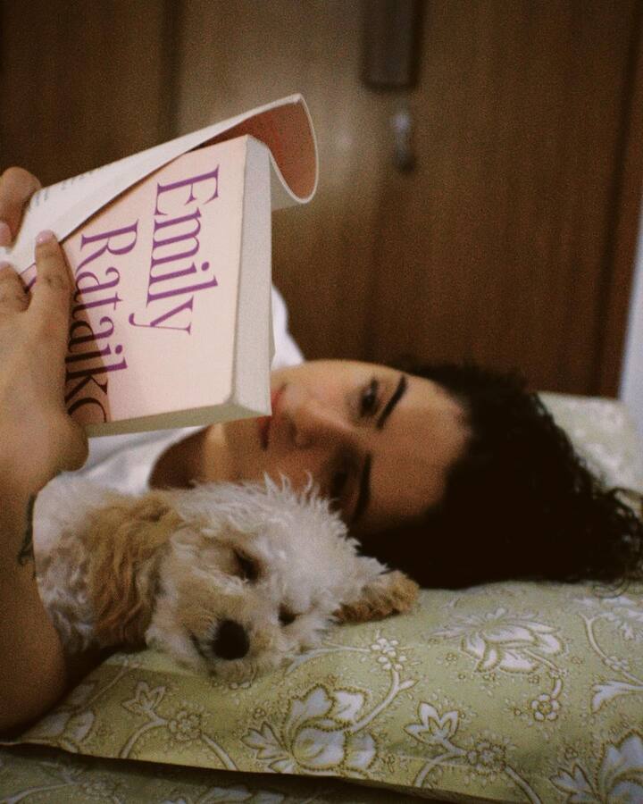 दरअसल सान्या मल्होत्रा ने पिछली दिवाली अपना ड्रीम होम खरीदा था. करीब साढ़े चौदह करोड़ रुपये की कीमत वाले इस घर की खास बात ये है कि ये ऋतिक रौशन जैसे सेलिब्रिटिज का नेबरहुड है.