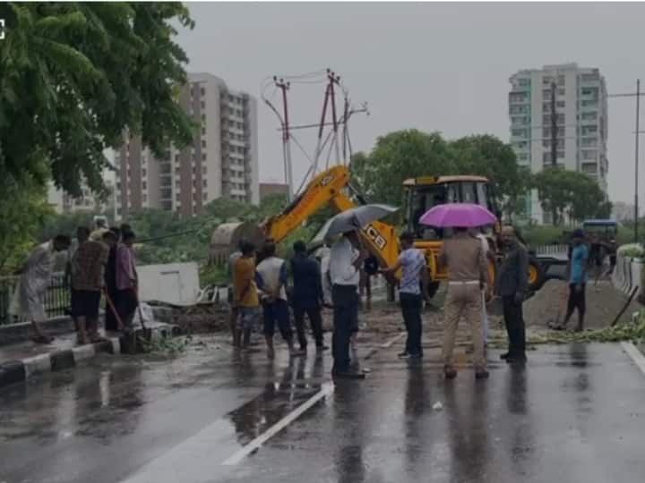 लखनऊ में हुई बारिश के चलते 1090 चौराहें के पास धंस गई हैं. 1090 चौराहे से जिया मऊ जाने वाली रास्ते में सड़क धंस गई है. इससे पहले भी यहां सड़क धंसने के कई मामले सामने आ चुके हैं.