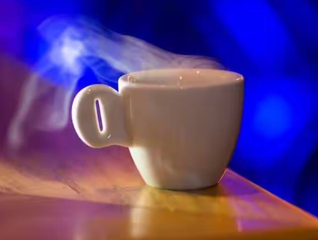 ਇਹ ਸਰੀਰ ਵਿੱਚ ਸੋਜ ਨੂੰ ਘੱਟ ਕਰਨ ਦਾ ਵੀ ਕੰਮ ਕਰਦੀ ਹੈ। ਅੱਜ ਅਸੀਂ ਤੁਹਾਨੂੰ ਅਦਰਕ ਦੀ ਚਾਹ ਬਣਾਉਣ ਦਾ ਤਰੀਕਾ ਦੱਸਾਂਗੇ। ਇਸ ਨੂੰ ਬਣਾਉਣਾ ਬਹੁਤ ਆਸਾਨ ਹੈ। ਤੁਹਾਨੂੰ ਬਸ ਇਸ ਨੁਸਖੇ ਦਾ ਪਾਲਣ ਕਰਨੀ ਹੋਵੇਗੀ।