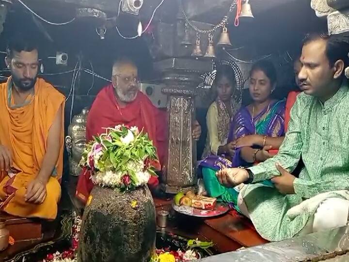 भाविक अनवाणी मंदिरात दाखल झाले होते.