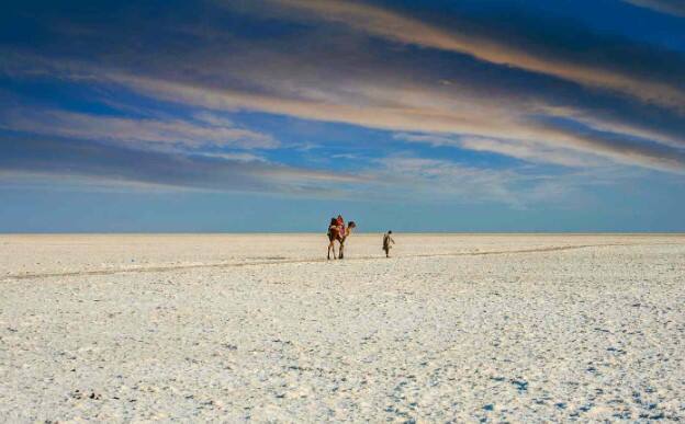 मोकळे आकाश, थंड वारा आणि मोठं रण हे सर्व मिळून या ठिकाणाचं सौंदर्य स्वर्गासारखं बनवतात.