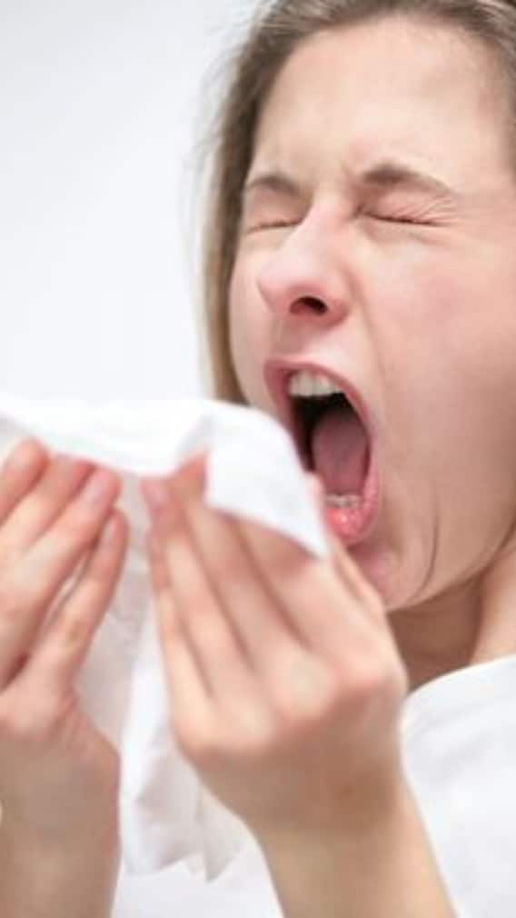 হাঁচতে হাঁচতে নাজেহাল? এই টোটকায় পান রেহাই