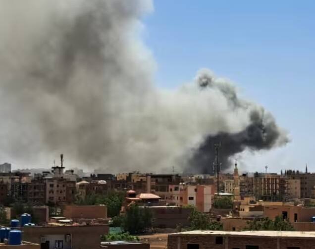 Sudan war: Sudanese army kills at least 40 people in a drone attack Sudan war: સુદાનની રાજધાની ખાર્તુમમાં હવાઇ હુમલો, 40 નાગરિકોના મોત, અનેક લોકો ઘાયલ