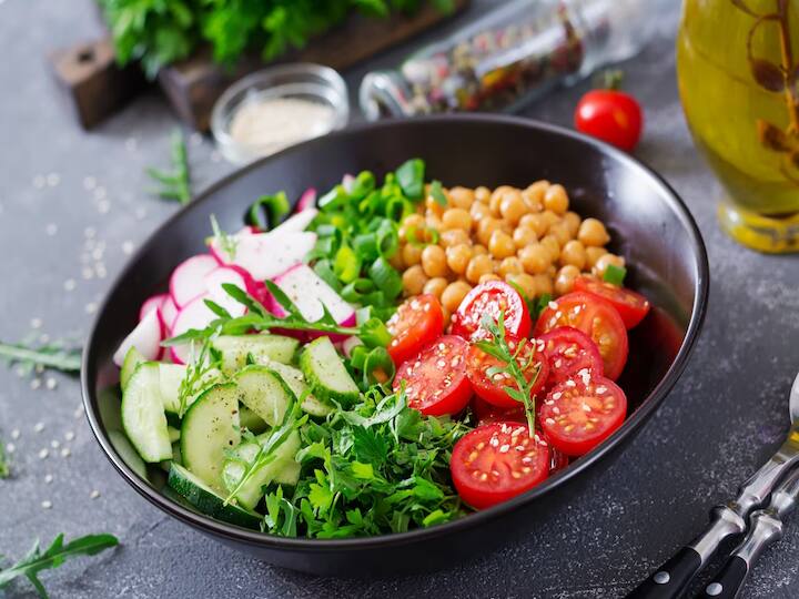 If you want to lose weight, include Chickpea Salad in your breakfast वजन कम करना है तो अपने ब्रेकफास्‍ट में शामिल करें Chickpea Salad, जानें बनाने की रेसिपी