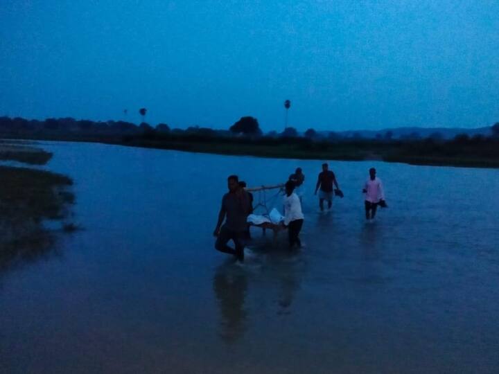 Jharkhand Ambulance not reach due to flood in river woman died while being loaded on cot to hospital in Giridih ANN Giridih: सिस्टम पर सवाल! नदी में बाढ़ तो नहीं पहुंचा एंबुलेंस, खाट पर लादकर अस्पताल लाते-लाते वज्रपात से झुलसी महिला ने तोड़ा दम