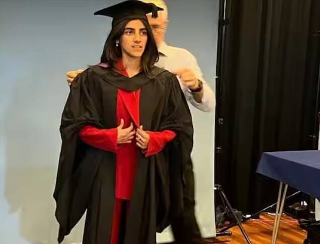 ਸਨਾ ਯੂਨੀਵਰਸਿਟੀ ਕਾਲਜ ਲੰਡਨ ਵਿੱਚ ਅਰਥ ਸ਼ਾਸਤਰ (Economics) ਅਤੇ ਵਿੱਤ (Finance) ਦੀ ਪੜ੍ਹਾਈ ਕਰ ਰਹੀ ਸੀ। ਇਸ ਦੌਰਾਨ ਸਨਾ ਗਾਂਗੁਲੀ ਨੇ ਆਪਣੇ ਮਾਤਾ-ਪਿਤਾ ਦੇ ਵਿਚਕਾਰ ਖੜ੍ਹੇ ਹੋ ਕੇ ਫੋਟੋ ਖਿਚਵਾਈ। ਸਨਾ ਸੋਸ਼ਲ ਮੀਡੀਆ 'ਤੇ ਵੀ ਕਾਫੀ ਐਕਟਿਵ ਰਹਿੰਦੀ ਹੈ।