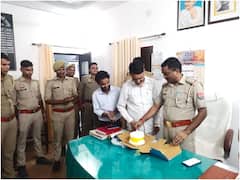 सपा नेता से दोस्ती में भूले पद की गरिमा, पुलिस स्टेशन में दारोगा ने मनाया नेता के भाई का जन्मदिन, अब हुआ ट्रांसफर