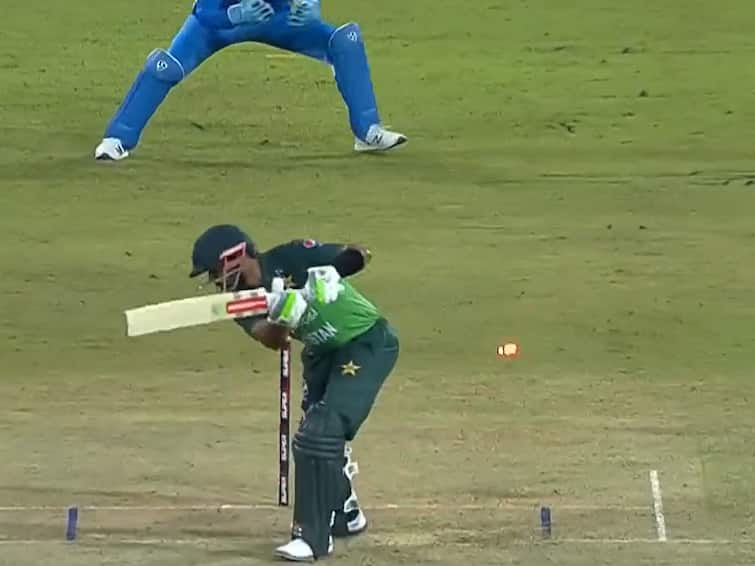 Hardik Pandya Stuns World No. 1 Babar Azam, Rattles His Stumps In IND vs PAK Asia Cup Super Fours Match- WATCH Hardik Pandya Stuns World No. 1 Babar Azam, Rattles His Stumps In IND vs PAK Asia Cup Super Fours Match- WATCH