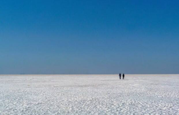 कच्छचे रण दिवसा पूर्णपणे पांढरे दिसते, जणू पृथ्वी आणि आकाश एकत्र झाले आहेत.