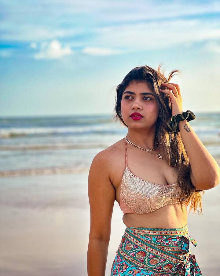 రీసెంట్ గా నిశ్చితార్థం జరుపుకున్న ఈ ముద్దుగుమ్మ ప్రస్తుతం బుల్లితెరపై పలు టీవీ షోల్లో మెరుస్తోంది.