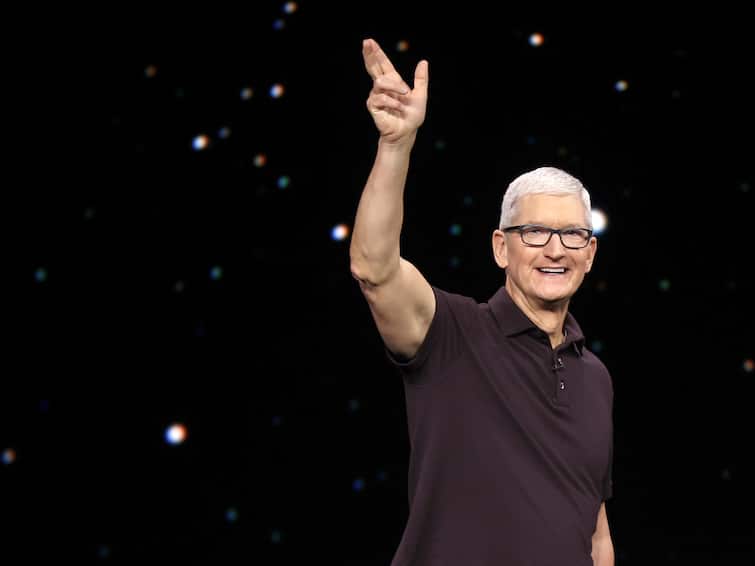 Apple Generative AI To iPhone And Macbook By The End Of 2024 Tim Cook Google Samsung iOS 18 Update Apple May Bring Generative AI To iPhone & Mac By The End Of 2024: Report
