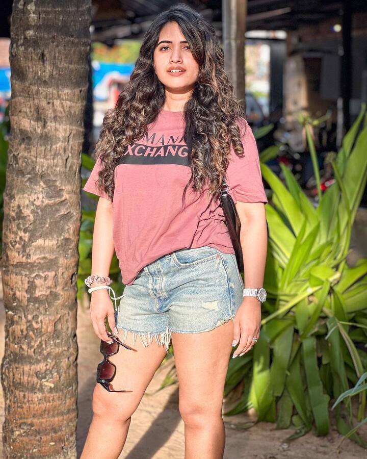 అమ్మడు అందానికి కుర్రకారు ఫిదా అవుతున్నారు. Photo Credit: sravanthi_chokarapu/ instagram