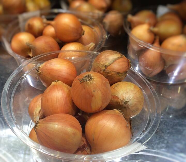 பச்சையாக கடித்து சாப்பிட்டால் வாய்ப்புண் மற்றும் கண்வலி குணமாகலாம். இதற்கு வெங்காயத்தில் அதிகளவு உள்ள ரிபோபிளவின் என்னும் வைட்டமின் பி தான் காரணம்.