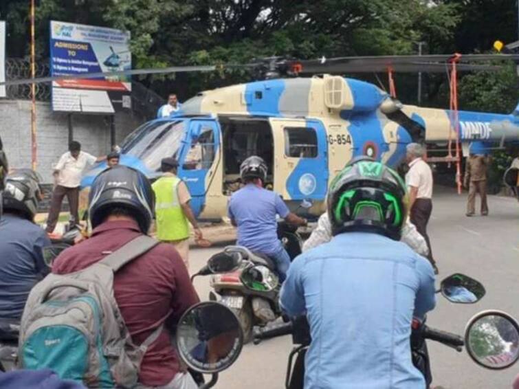 Viral Post marathi news helicopter parked on road stops traffic Viral Post : चक्क रस्त्यावर पार्क केले हेलिकॉप्टर, दृश्य पाहून लोक आश्चर्यचकित, सोशल मीडियावर पोस्ट व्हायरल