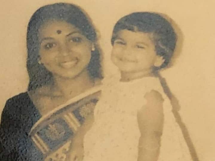 Vidya Balan इंटरनेट पर वायरल हो रही इस तस्वीर में मां की गोद में नजर आ रही ये बच्ची आज बी—टाउन की लेडी सुपरस्टार हैं. जिन्होंने अपनी लाइफ में काफी स्ट्रगल कर खुद को पहचान दिलाई है. क्या आपने पहचाना?