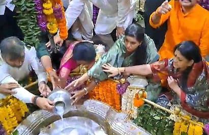 सुषमा अंधारे भीमाशंकर मंदिराचं दर्शन घेतलं. महादेवाच्या पिंडीवर माथा टेकवला.