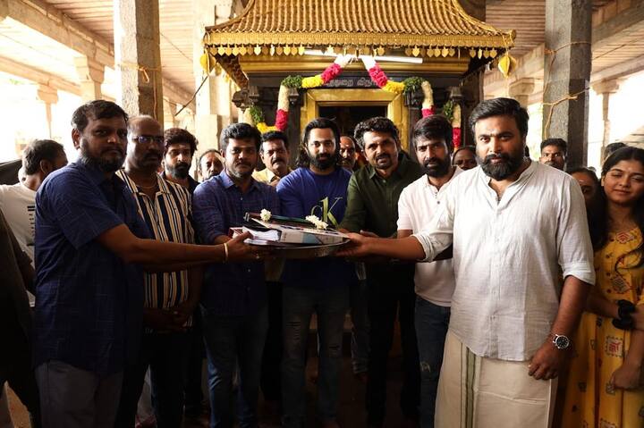 'விடுதலை - பாகம் 2'படத்தின் படபிடிப்பை நிறைவு செய்த பிறகு நடிகர் சூரி மீண்டும் கதையின் நாயகனாக நடிக்கும் பெயரிடப்படாத புதிய திரைப்படத்தின் தொடக்க விழா கும்பகோணத்தில் சிறப்பாக நடைபெற்றது.