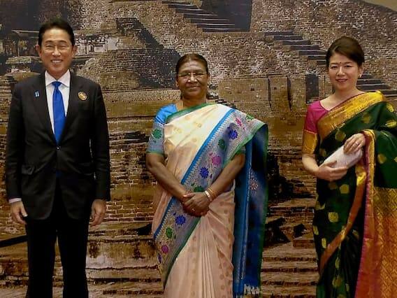 જાપાનના વડાપ્રધાન ફ્યુમિયો કિશિદાના પત્ની યુકો કિશિદાએ સાડી પહેરીને ડિનરમાં હાજરી આપી હતી. તે ગ્રીન અને પિંક સાડીમાં શાહી ડિનરમાં સામેલ થઈ હતી.