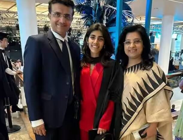 ਮਾਂ ਡੋਨਾ ਗਾਂਗੁਲੀ ਨੇ ਵੀ ਸੋਸ਼ਲ ਮੀਡੀਆ 'ਤੇ ਪੋਸਟ ਕਰਕੇ ਧੀ ਨੂੰ ਵਧਾਈ ਦਿੱਤੀ ਹੈ। ਇਸ ਦੌਰਾਨ ਸਨਾ ਦੇ ਪਿਤਾ ਸੌਰਭ ਗਾਂਗੁਲੀ ਅਤੇ ਮਾਂ ਡੋਨਾ ਗਾਂਗੁਲੀ ਦੀਆਂ ਕਈ ਤਸਵੀਰਾਂ ਸਾਹਮਣੇ ਆਈਆਂ ਹਨ।