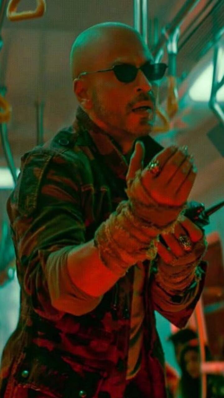 दूसरा रिकॉर्ड-फर्स्ट 3 डेज में सबसे ज्यादा कमाई करने वाली फिल्म बन गई है जवान. इससे पहले पठान के नाम ये रिकॉर्ड था. माने शाहरुख ने अपनी ही रिकॉर्ड तोड़ डाला पहले तीन दिनों में जवान ने कमाए-206 करोड़, वहीं पठान ने कमाए थे-166.5 करोड़ रुपए.