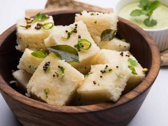 White Dhokla Recipe: घर पर बनाएं व्हाइट ढोकला, खट्टा और तीखा से भरपूर यह रेसिपी आपको खूब पसंद आएगी