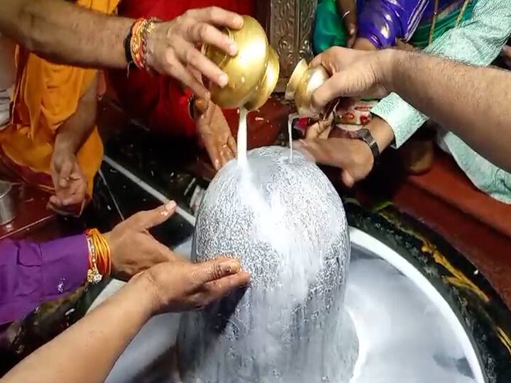 देवस्थानचे अध्यक्ष तथा तहसीलदार विठ्ठल परळीकर, पोलीस निरीक्षक गणपतराव राहिरे, देवस्थानचे व्यवस्थापक सुरेंद्र डफळ यांनी महापूजा करुन दुग्धअभिषेक केलं.