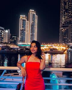 Ivana Photos : துபாய் விளக்குளில் மிளிரும் லவ் டுடே நடிகை இவானா!