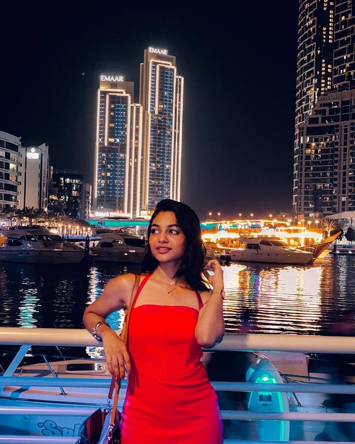 துபாயில் உள்ள க்ரூஸில் பயணித்துள்ளார் இவானா..