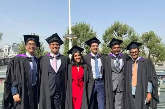 ਸਨਾ ਗਾਂਗੁਲੀ ਦੀ ਮਾਂ ਡੋਨਾ ਗਾਂਗੁਲੀ ਇੱਕ ਮਸ਼ਹੂਰ ਡਾਂਸਰ ਹੈ। ਉਹ ਇੱਕ ਡਾਂਸ ਸਕੂਲ ਵੀ ਚਲਾਉਂਦੇ ਹਨ। ਇਸ ਸਕੂਲ ਵਿੱਚ ਡਾਂਸ ਤੋਂ ਇਲਾਵਾ ਯੋਗਾ, ਡਰਾਇੰਗ, ਕਰਾਟੇ ਅਤੇ ਤੈਰਾਕੀ ਵੀ ਸਿਖਾਈ ਜਾਂਦੀ ਹੈ।