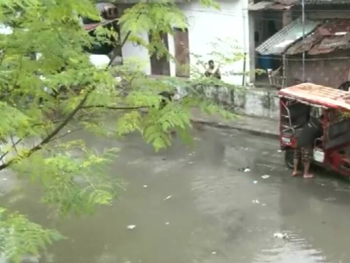 मौसम विभाग की ओर से आज दिनभर भारी बारिश और बिजली गिरने की संभावना जताई गई है, जिसे देखते हुए लोगों को घर में रहने की सलाह दी गई है.