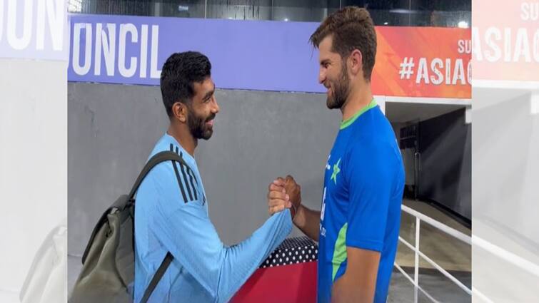 Asia Cup: Jasprit Bumrah Gets Surprise Gift From Shaheen Afridi get to know Asia Cup: 'শত্রু' যখন বন্ধু, ২২ গজের বাইরে সম্প্রীতির বার্তা, বুমরাকে উপহার দিলেন শাহিন