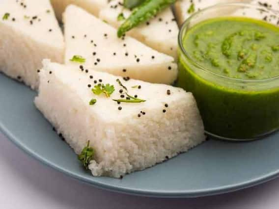 White Dhokla Recipe: घर पर बनाएं व्हाइट ढोकला, खट्टा और तीखा से भरपूर यह रेसिपी आपको खूब पसंद आएगी