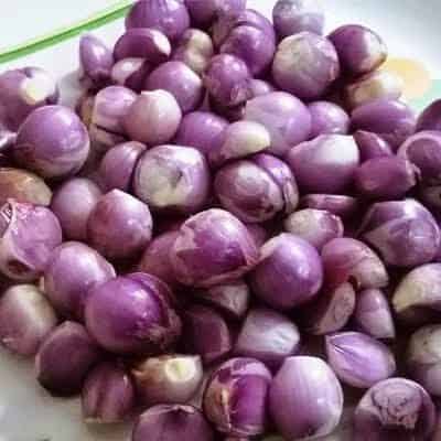 சின்ன வெங்காயம் தினசரி உணவில் சேர்த்துக் கொண்டால் உடலில் ஏராளமான நன்மைகள் கிடைக்கும். அலைல் புரோப்பைல் டை சல்பைடு இது தான் வெங்காயத்தின் நெடிக்கு காரணம்.