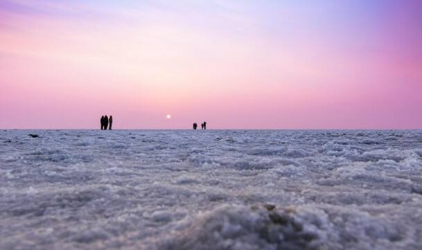 पौर्णिमेच्या रात्री येथील मिठाची जमीन अशी चमकते, जणू पृथ्वीवर लखलखीत तारे पसरले आहेत.