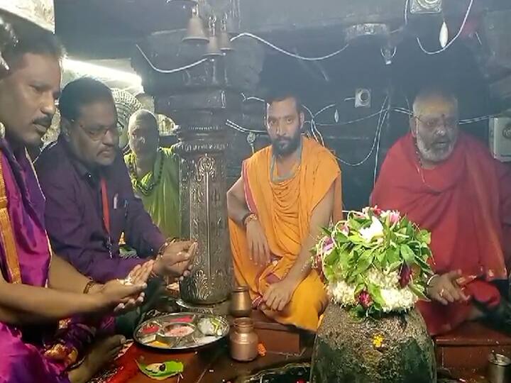 मध्यरात्रीनंतर दोन वाजता मंदिर भाविकांना दर्शनासाठी खुलं करण्यात आलं आहे.