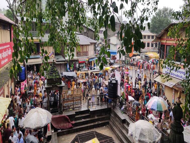 nashik latest News Devotees flock to Trimbakeshwar from early morning on last Shravani somvar maharashtra news Shravani Somvar : आज शेवटच्या श्रावणी सोमवारी त्र्यंबकेश्वर नगरी गजबजली, हजारो भाविकांनी साधली ब्रह्मगिरी फेरीची पर्वणी!