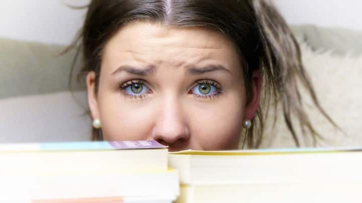 সাধারণ হিসেবে, কম-বেশি দিনের এক-তৃতীয়াংশ সময় আমরা কাজের জায়গায় কাটাই। সেখানে চাপ থাকাটা অস্বাভাবিক নয়। কিন্তু কাজের চাপ যদি 'অ্যাংজাইটি' হয়ে ওঠে, তা হলে সতর্ক হওয়া দরকার। কিন্তু কী ভাবে বুঝবেন আপনি ওয়ার্কপ্লেস অ্যানজাংইটির শিকার কিনা?