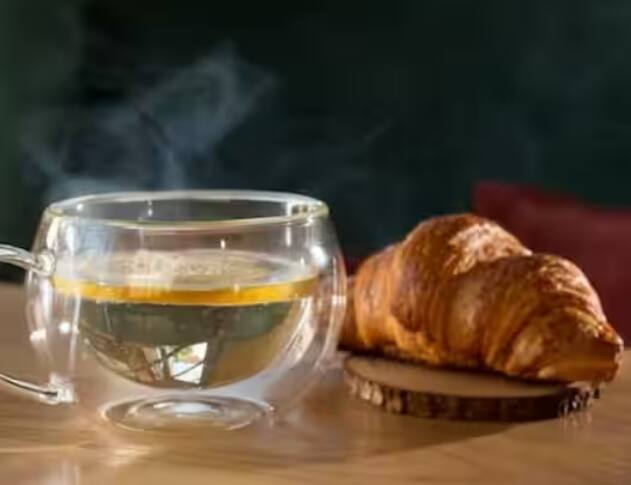 ਇਹ ਇੱਕ ਹੈਲਥੀ ਚਾਹ ਹੈ, ਜਿਸ ਨੂੰ ਪੀਣ ਨਾਲ ਤੁਸੀਂ ਦਿਨ ਭਰ ਫ੍ਰੈਸ਼ ਰਹਿ ਸਕਦੇ ਹੋ। ਤੁਸੀਂ ਇਸ ਚਾਹ 'ਚ ਚੀਨੀ ਦੀ ਬਜਾਏ ਗੁੜ ਦੀ ਵਰਤੋਂ ਵੀ ਕਰ ਸਕਦੇ ਹੋ। ਇਹ ਚਾਹ ਤੁਹਾਡੇ ਪੂਰੇ ਸਰੀਰ ਨੂੰ ਊਰਜਾ ਨਾਲ ਭਰ ਦੇਵੇਗੀ। ਜੇਕਰ ਤੁਸੀਂ ਚਾਹ ਦੇ ਸ਼ੌਕੀਨ ਹੋ ਤਾਂ ਇਹ ਤੁਹਾਡੀ ਪਸੰਦੀਦਾ ਪਕਵਾਨਾਂ ਵਿੱਚੋਂ ਇੱਕ ਹੋਵੇਗੀ।