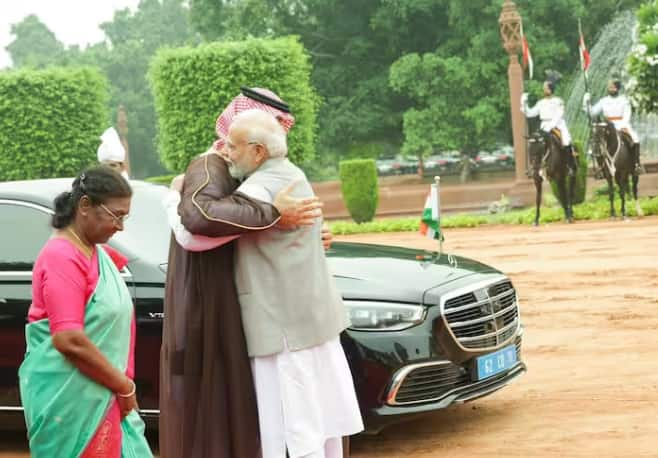 PM Modi Meets MBS: ਪ੍ਰਧਾਨ ਮੰਤਰੀ ਨਰਿੰਦਰ ਮੋਦੀ ਨੇ ਹੈਦਰਾਬਾਦ ਹਾਊਸ 'ਚ ਸਾਊਦੀ ਅਰਬ ਦੇ ਕ੍ਰਾਊਨ ਪ੍ਰਿੰਸ ਮੁਹੰਮਦ ਬਿਨ ਸਲਮਾਨ ਨਾਲ ਮੁਲਾਕਾਤ ਕੀਤੀ। ਇਸ ਤੋਂ ਪਹਿਲਾਂ ਪ੍ਰਿੰਸ ਸਲਮਾਨ ਦਾ ਰਾਸ਼ਟਰਪਤੀ ਭਵਨ 'ਚ ਸਵਾਗਤ ਕੀਤਾ ਗਿਆ।