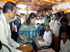 ...जेव्हा पंकजा मुंडे वाढपी होतात; कार्यकर्त्यांची पंगत बसली अन् पंकजा मुंडेंनी थेट जेवण वाढायलाच सुरुवात केली