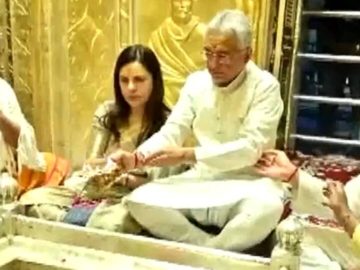 Mauritius PM Pravind Jugnauth His Wife Kobita Jugnauth Offer Prayers At Kashi Vishwanath Temple In Varanasi Uttar Pradesh Mauritius PM Pravind Jugnauth, His Wife Offer Prayers At Kashi Vishwanath Temple In Varanasi —	WATCH