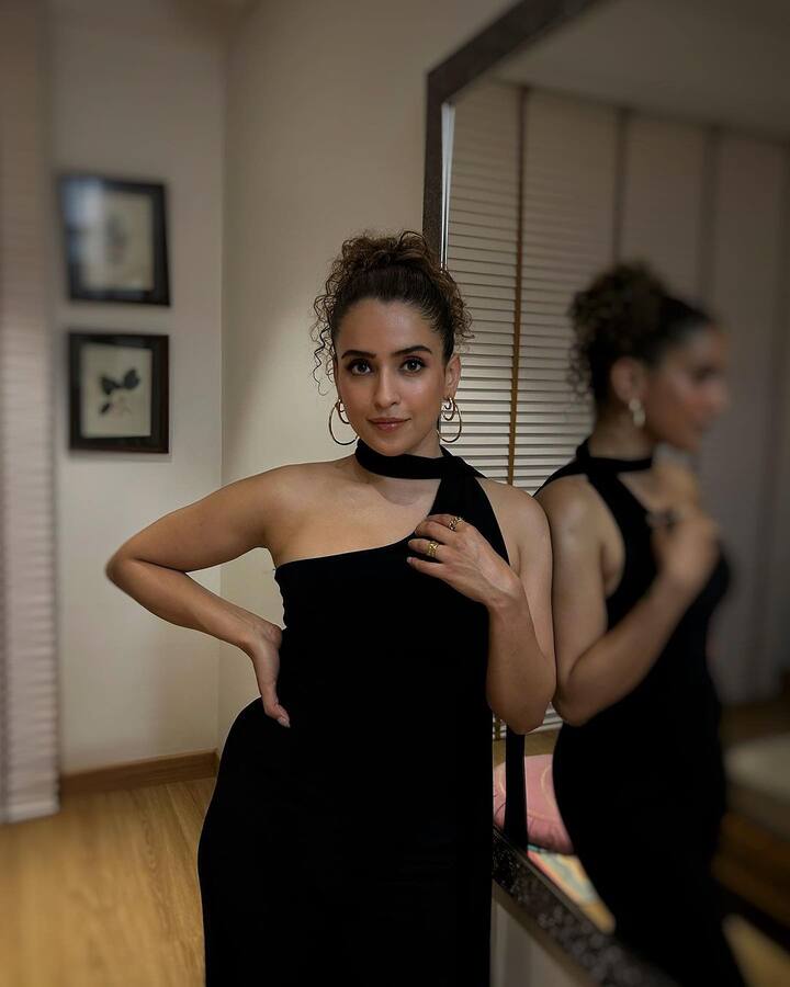 सान्या के घर में फर्श पर आपको वुडन वर्क और दीवारों पर व्हाइट पेंट किया हुआ नजर आएगा. साथ ही घर में एक मिरर वॉल भी है. जहां एक्ट्रेस अक्सर फोटोशूट करवाती हैं.