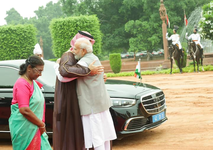 PM Modi Meets MBS: प्रधानमंत्री नरेंद्र मोदी ने सऊदी अरब के क्राउन प्रिंस मोहम्मद बिन सलमान से हैदराबाद हाउस में मुलाकात की. इसके पहले प्रिंस सलमान का राष्ट्रपति भवन में स्वागत किया गया.