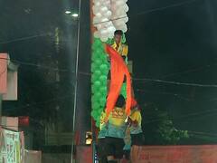 PHOTO: परतवाड्यात बच्चू कडूंच्या दहीहंडीची धूम; कार्यकर्त्याच्या खांद्यावर बसून बच्चू कडू पोहोचले मंचावर