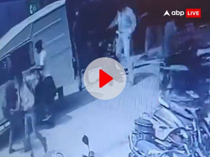 Mirzapur Loot Case Robbery from cash delivery vehicle outside Axis Bank guard shot ANN Watch: मिर्जापुर में एक्सिस बैंक के बाहर कैश डिलीवरी गाड़ी से दिनदहाड़े लूट, गार्ड सहित दो को मारी गोली