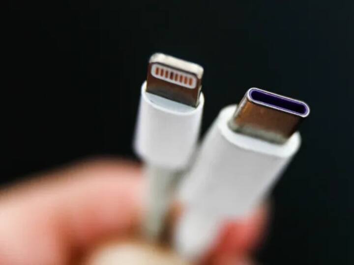 iPhone 15 सीरीज की पूरी लाइन-अप में इस बार कंपनी यूएसबी टाइप-सी चार्जिंग पोर्ट देगी. एप्पल EU के आदेश के चलते अपने प्रोडक्ट्स में यूएसबी टाइप-सी चार्जर ला रहा है. आज वंडरलस्ट इवेंट में कंपनी अपने फेमस AirPods Pro को भी नए चार्जिंग पोर्ट के साथ लॉन्च कर सकती है.