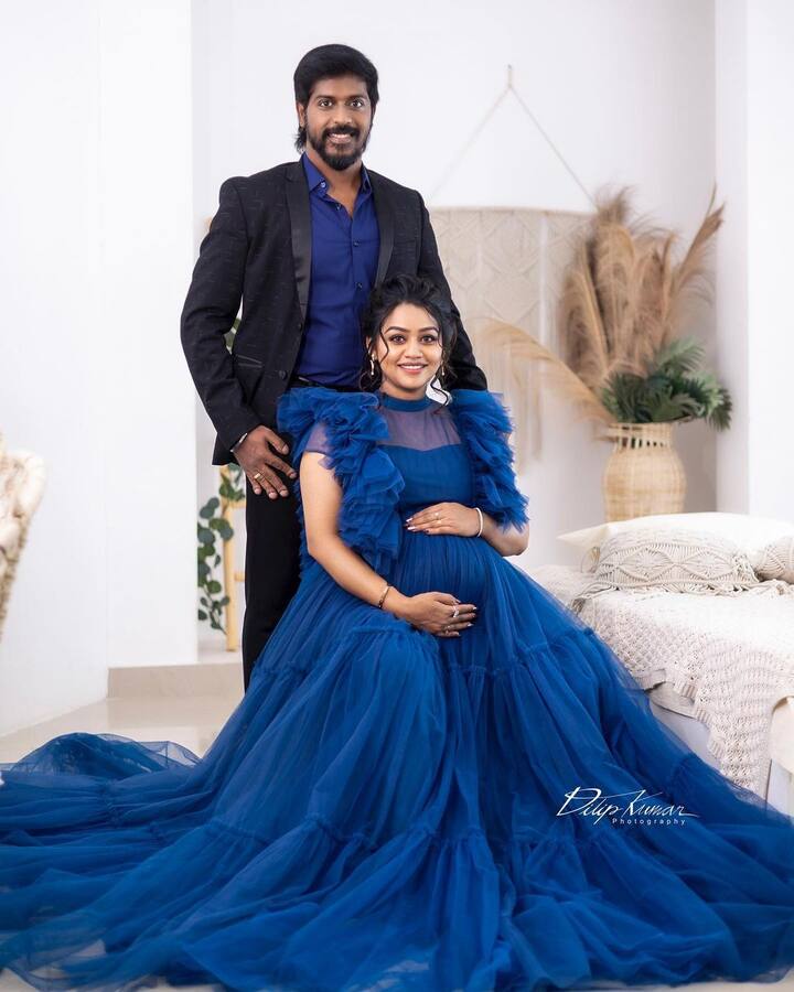 காயத்ரி முதன்முதலில் ‘மானாட மயிலாட’ எனும் பிரபல நடன நிகழ்ச்சியில் பங்குபெற்றார்.