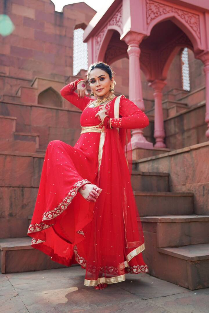 आपल्या या नवीन गाण्याविषयी अमृता खानविलकर म्हणते,''बाप्पाच्या गाण्याच्या निमित्ताने मी माझे पहिले गाणे प्रेक्षकांच्या भेटीला आणत आहे. बाप्पाची मूर्ती ज्या प्रमाणे हळूहळू आकार घेते, तशीच अतिशय श्रद्धेने ही कलाकृती आम्ही तुमच्यासाठी घेऊन आलो आहोत.