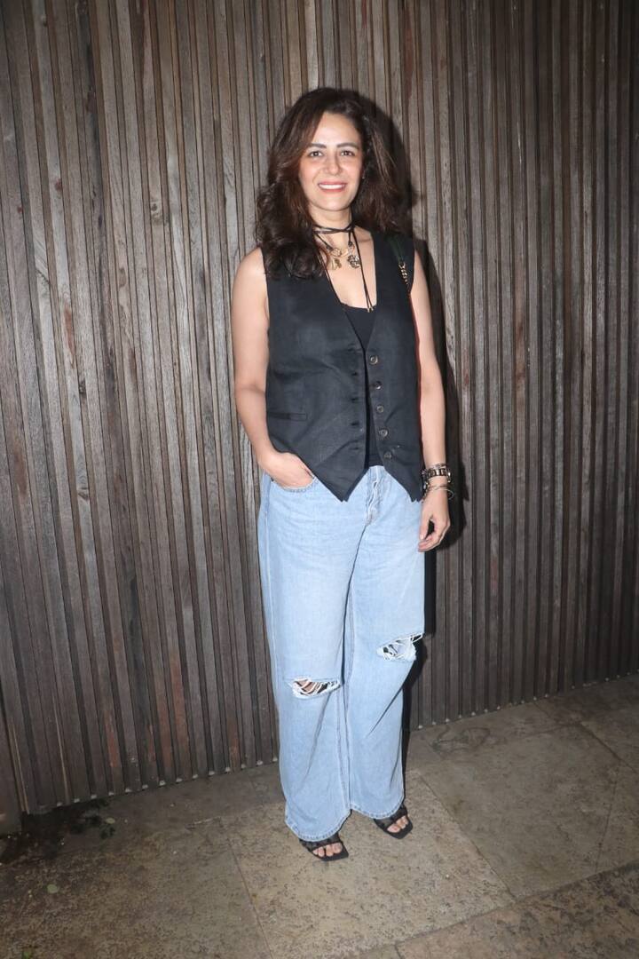 टीवी से बॉलीवुड में अपनी पहचान बनाने वाली एक्ट्रेस मोना सिंह ने भी इस पार्टी में शिरकत की. जो इस दौरान काफी सुंदर लग रही थी.