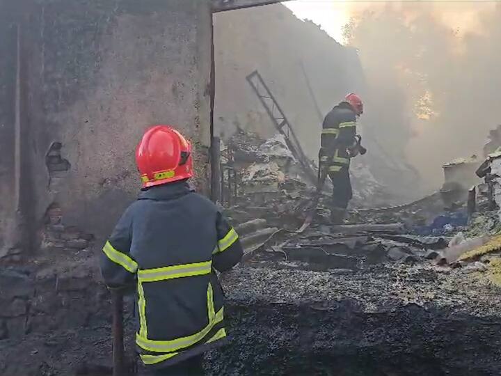 आगीवर नियंत्रण मिळवण्यासाठी अग्नीशमन दलाच्या जवानांचे शर्थीचे प्रयत्न सुरू होते.